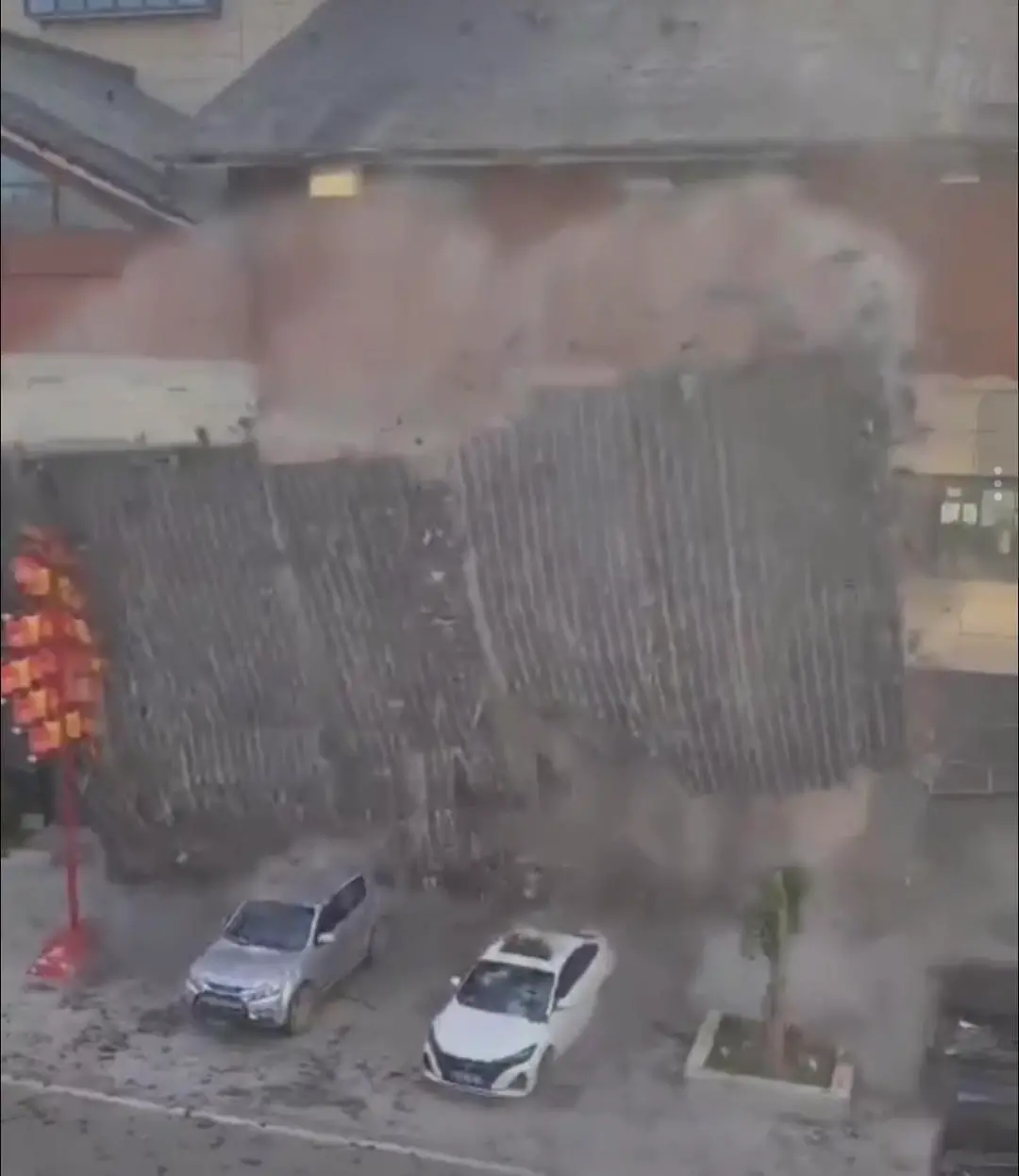 河北一建筑瓦片如瀑布般垮塌，当地：未造成人员伤亡